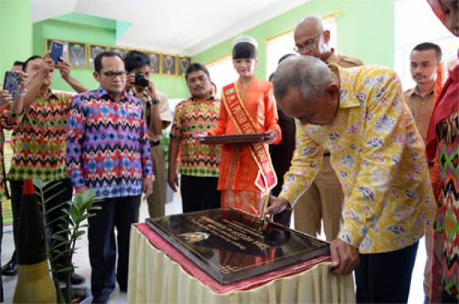 Gubernur Riau Arsyadjuliandi Rachman Resmikan Gedung Utama SMAN 4 Pekanbaru