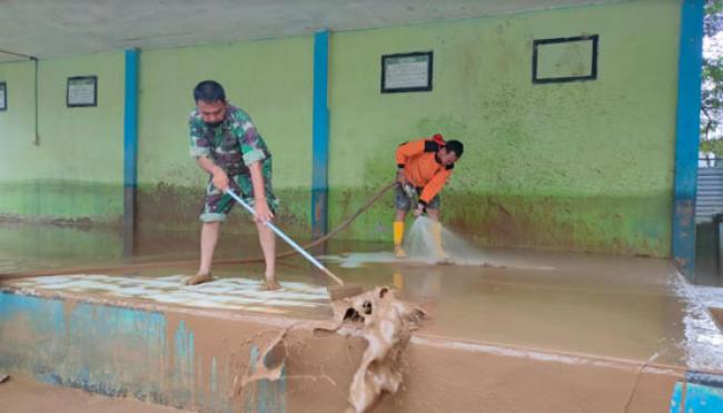Pasca Banjir di Rohul, Petugas Bersihkan Sisa Lumpur dan Sampah Plastik