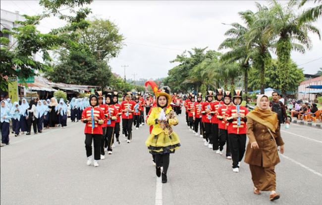 Drumband SMPN 1 Bangkinang Kota Tampil Apik Meriahkan Hari Jadi Kampar   ke-73