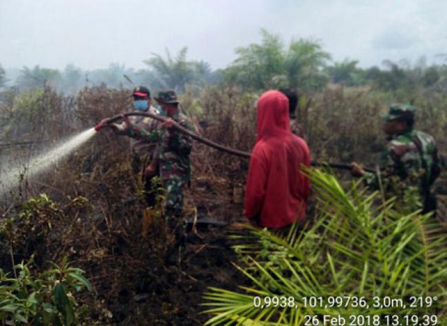 TNI di Siak Bersama Instansi Lainnya Berjibaku Padamkan Api