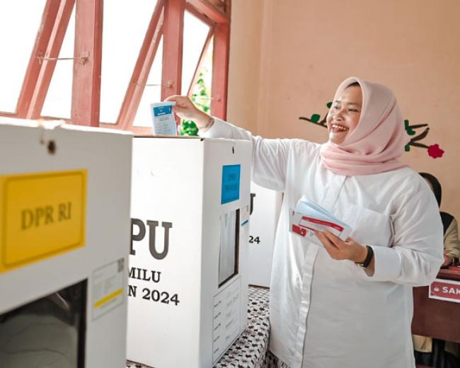 Bupati Kasmarni Salurkan Hak Suaranya Untuk Pemilu 2024 di TPS 03 Muara Basung
