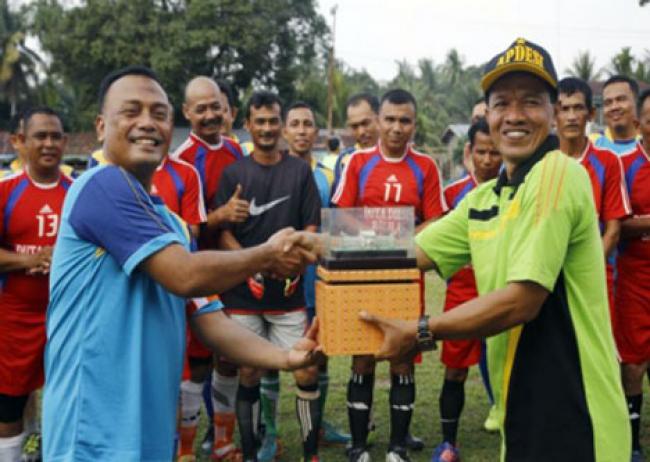 Kadis PMK Siak Pimpin Pertandingan Sepak Bola Persahatan di Kuok Kampar