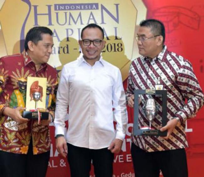 Menaker RI Serahkan Award IHCA IV 2018 Untuk Duo Irvandi