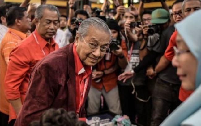 Rakyat Malaysia Patungan Demi Bantu PM Mahathir Memangkas Utang Negara