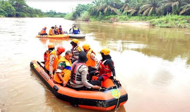 Hari Kedua, Kapolres Rohul Turun Mencari Wanita yang Nekat Ceburkan Diri ke Sungai Batang Lubuh