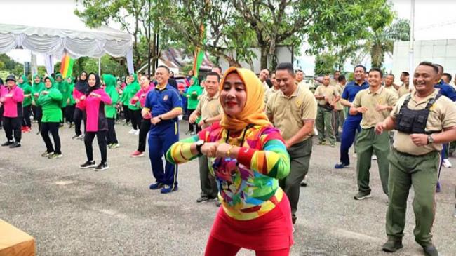 Akrab, Personil TNI Polri Kompak Melakukan Olah Raga dan Senam Aerobik