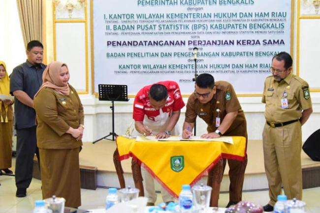 Pemkab Bengkalis Tandatangani MoU dengan Kemenkumham Riau dan BPS Bengkalis