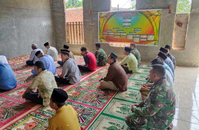 Personel Satgas Pra TMMD Ke-114 Kodim 0301/Pekanbaru Laksanakan Ibadah Shalat Jumat di Masjid Jami'ul Barokah