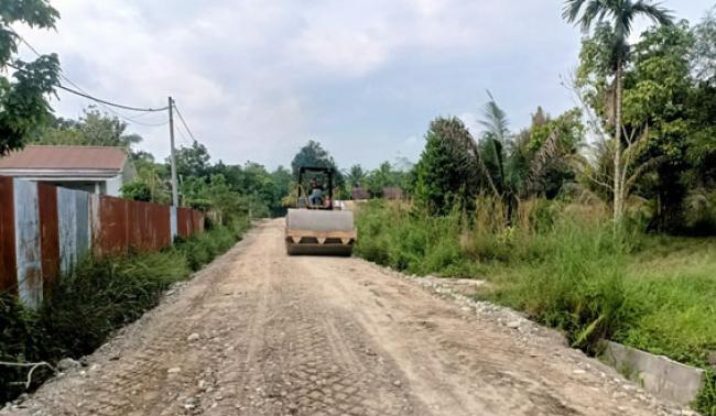 Agar Tak Becek Lagi, Satgas Pra TMMD Ke-114 Kodim 0301 Pekanbaru Laksanakan Pengerasan Jalan Ros
