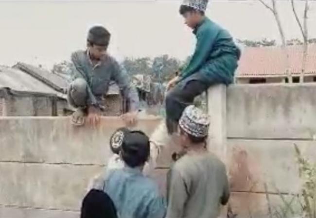 Miris, Akses Pesantren Ditutup Pagar Beton oleh Perumahan, Santri Harus Lompat Tembok