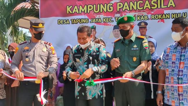 Resmikan Kampung Pancasila, Kepala Desa Tapung Jaya Rohul Apresiasi TNI-Polri