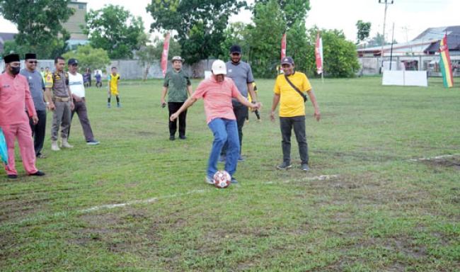 Diikuti 16 Tim, Wabup Rohil Buka Turnamen Sepakbola Usia Dini Piala Camat Bangko