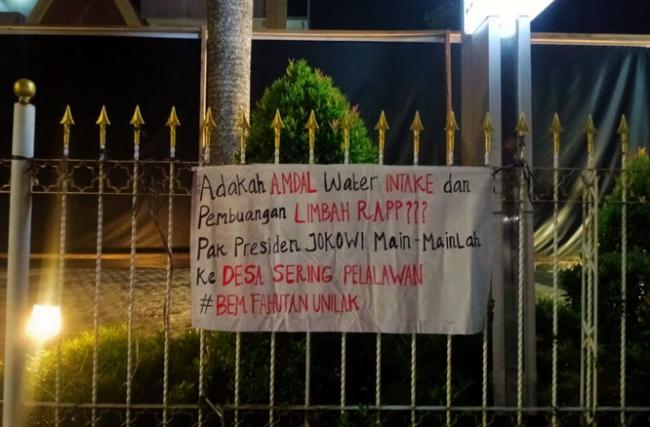 Pertanyakan Amdal Limbah RAPP, Lewat Spanduk  BEM Unilak Ajak Jokowi Main ke Desa Sering Pelalawan