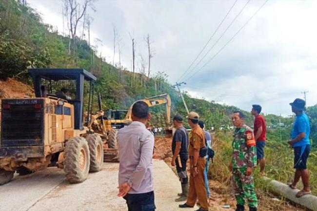 Tebing Longsor Tutupi Badan Jalan di Rokan Hulu, Riau