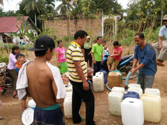 Musim Kemarau, Tokoh Masyarakat di Sialang Rindang Bagi-bagi Air Bersih Gratis