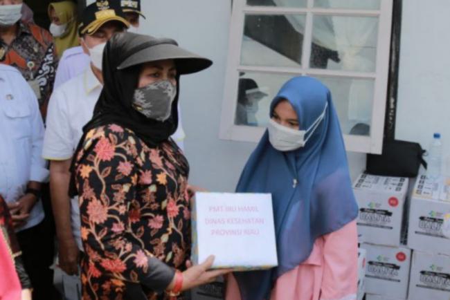 Gubri Bersama PKK Riau Berikan Bantuan PMT Untuk Balita dan Ibu Hamil