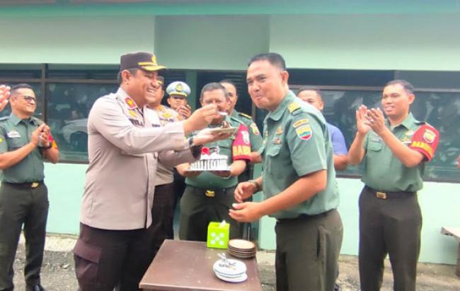 Waka Polres Rohul Beri Kejutan untuk HUT TNI di Riau