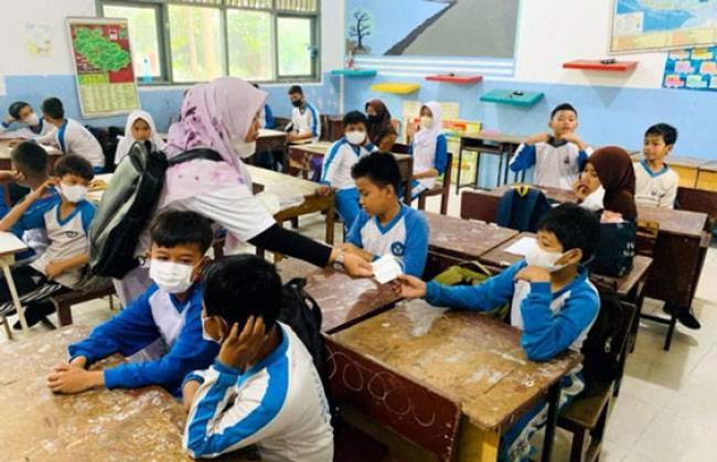 10.000 Masker Dibagikan di 21 Sekolah Dasar di Pekanbaru