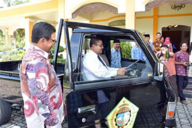 Program Kemitraan Bank Riau Kepri, 5 Mobil Pengangkut Sampah untuk Karimun