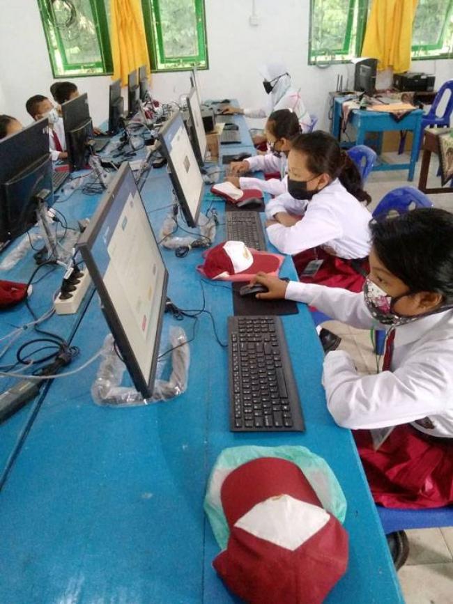 Sempena Hari Guru, EMP Salurkan Bantuan Jaringan Internet Dukung Pelaksanaan ANBK