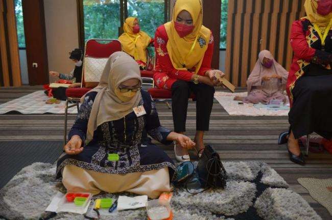 Berkreatifitas Dimasa Pandemi, DWP Riau Gelar Lomba Meronce Konektor Masker