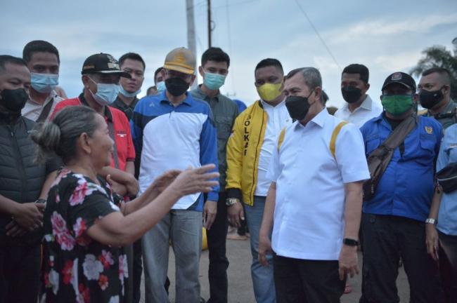 Gubernur Riau Bantu Korban Banjir di Kota Dumai