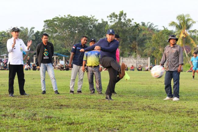 Cegah Perilaku Negatif, Wabup Husni Apresiasi Open Turnamen Sepakbola Sungai Apit
