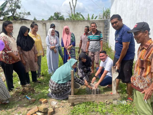 Fuad Santoso Letakkan Batu Pertama Pembangunan Posyandu di Kelurahan Bumi Ayu