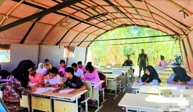 Melihat Semangat Siswa SMAN 2 Bonai Belajar di Tenda akibat Banjir