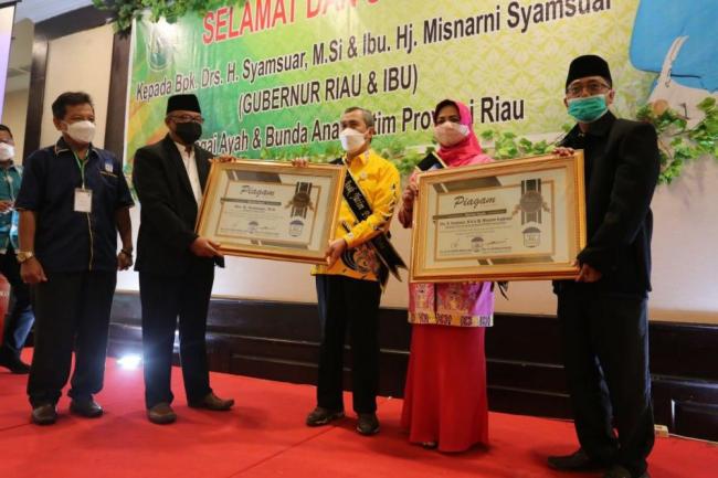 Gubri dan Istri Diberi Penghargaan Ayah dan Bunda Yatim Piatu Provinsi Riau