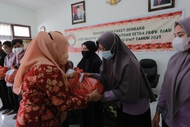 Peringatan HUT DWP ke-22, Ketua DWP Riau Bagikan 105 Paket Sembako