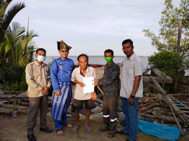 Serahkan Bantuan Korban Banjir Rob, Lurah Teluk Belitung Apresiasi EMP Malacca Strait SA