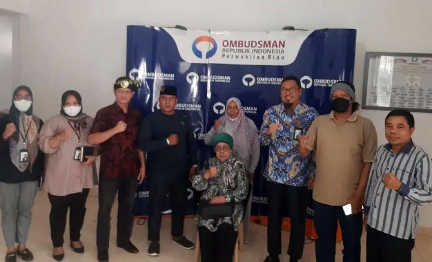 Tomas Tobek Godang dan Formapam Laporkan Indikasi Maladministrasi JP Pub & KTV ke Ombudsman Riau