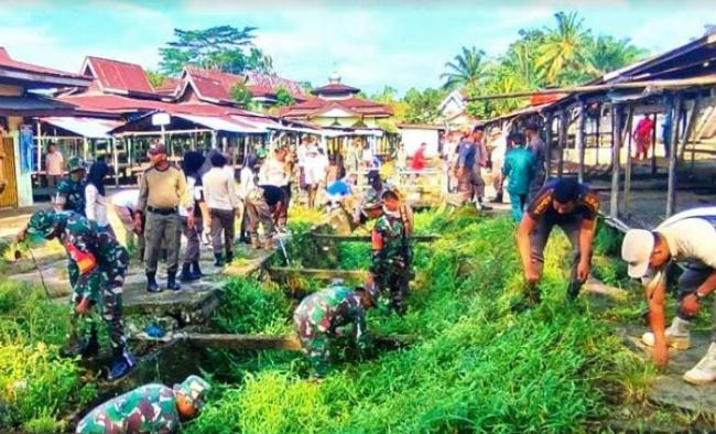 Antisipasi Banjir, TNI-Polri dan Masyarakat Bersihkan Drainase Pasar di Rokan Hulu