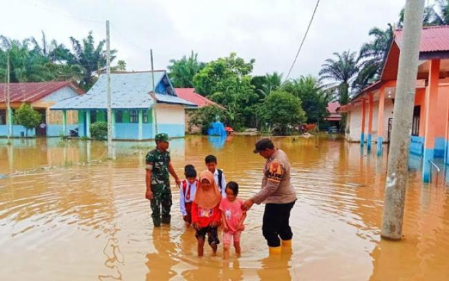 Banjir di Rokan Hulu, Babinsa dan Bhabinkamtibmas Antar Jemput Anak Sekolah