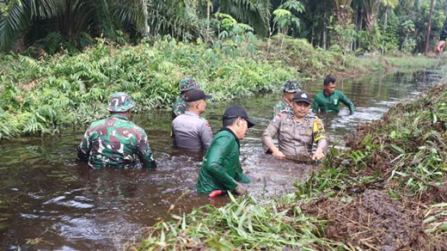 Tanggulangi Banjir, Kodim 0303 Bengkalis dan Polri Gelar Karya Bakti Bersama Pemerintah Daerah