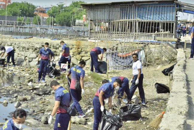 Tanggulangi Pencemaran Lingkungan, Bakamla RI Bersihkan Pesisir Pantai